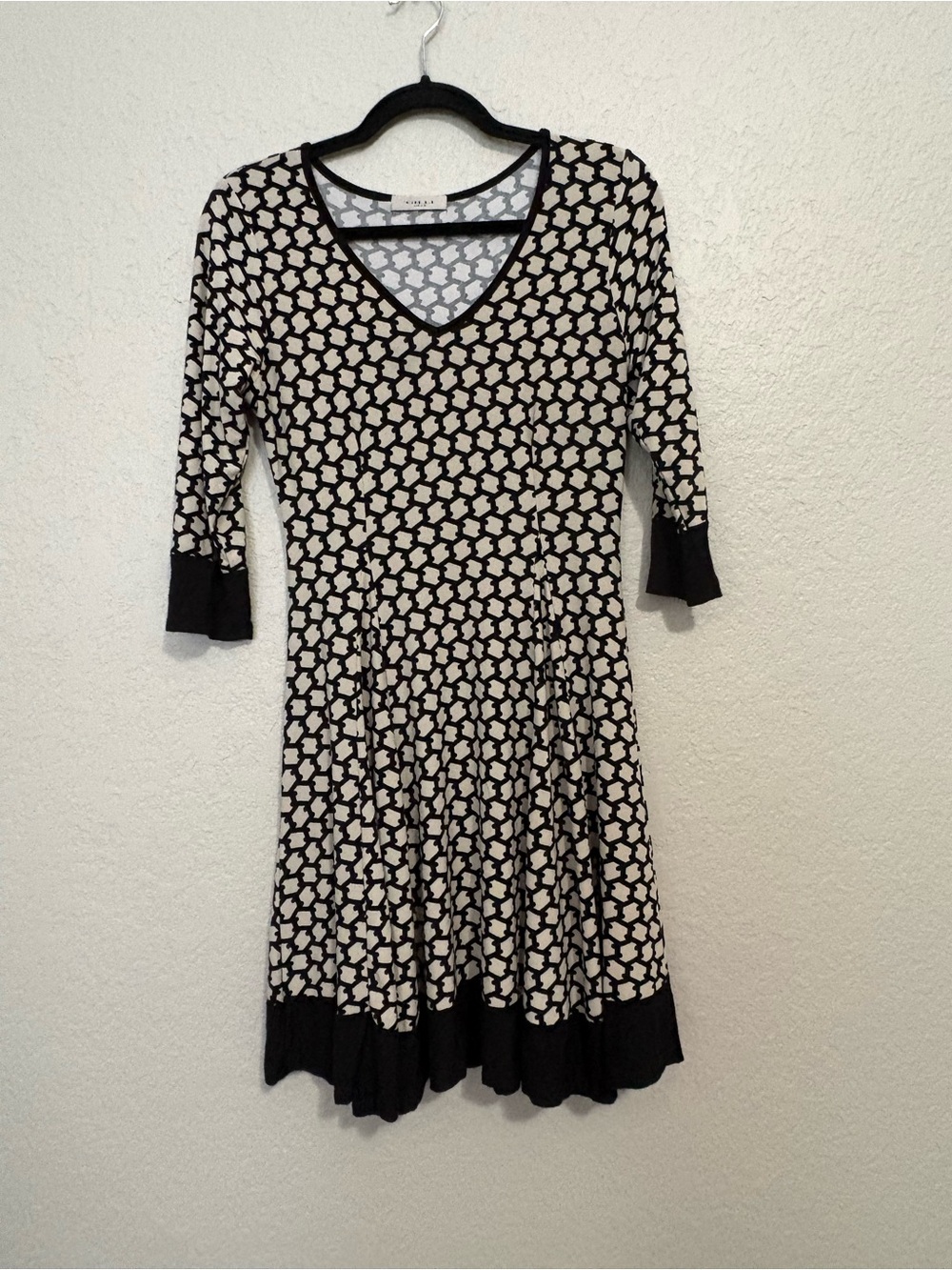 Gilli Women’s Small Black Cream Geometric V-Neck Midi Dress 3/4 Sleeve USA